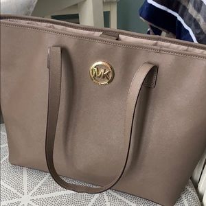 Women’s Taupe Michael Kors should bag.